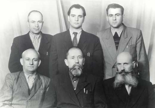 Іван Левчук (в центрі) серед старших братів Церкви ХВЄ